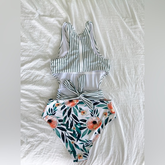 New Cupshe Striped and Floral One Piece Swimsuit Size Medium - Picture 8 of 13